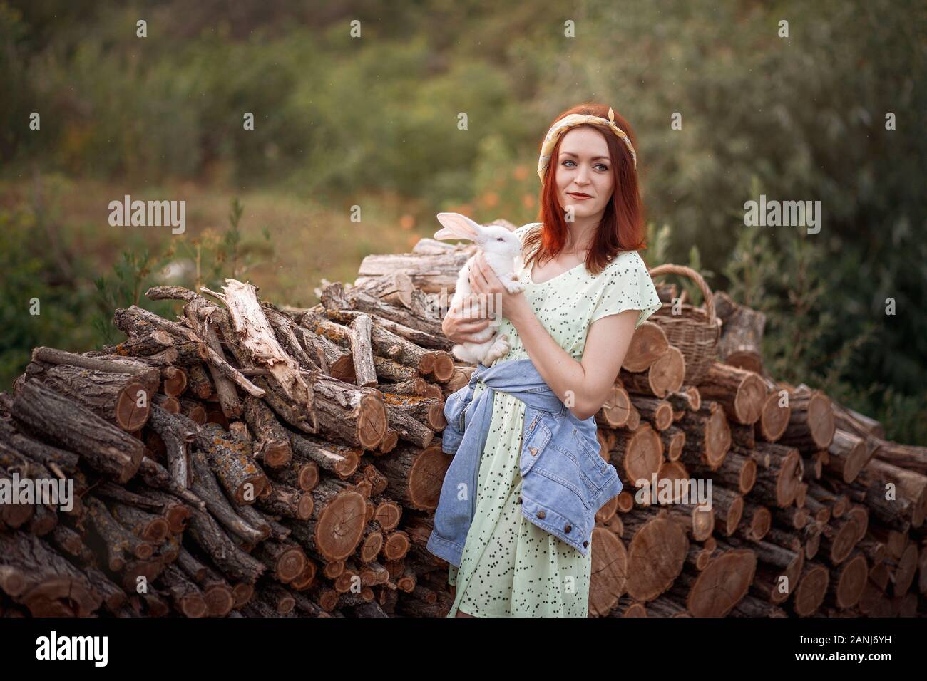 Weiß Osterhase in die Hände eines Mädchens. Freundschaft und Pflege der Tiere. Stockfoto