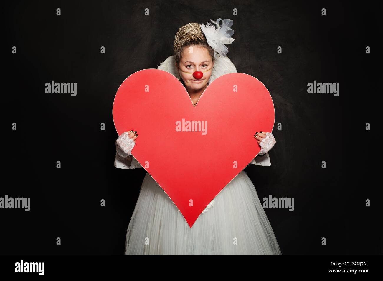 Glückliche Frau clown Rot leeren Herzen Banner auf schwarzem Hintergrund Stockfoto