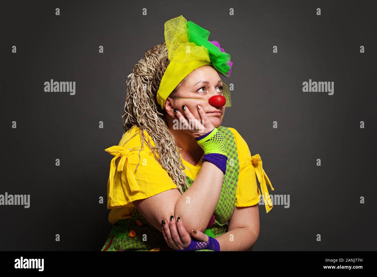 Frau clown träumen Porträt. Die Leistung der Schauspielerin bei der Arbeit Stockfoto