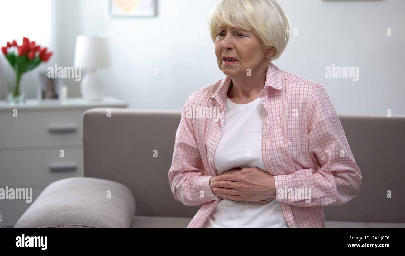 Ältere Frau mit epigastria Schmerz, Gesundheit Problemen im Alter Stockfoto