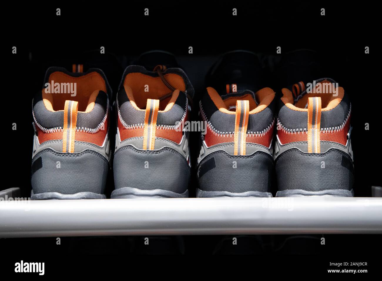 Herren Sneakers auf dem Regal. Sportschuhe für aktives Leben Stockfoto
