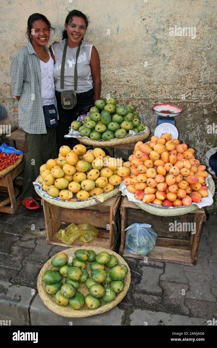 Obst Verkäufer in Analakely Markt, Antananarivo, Madagaskar Stockfoto