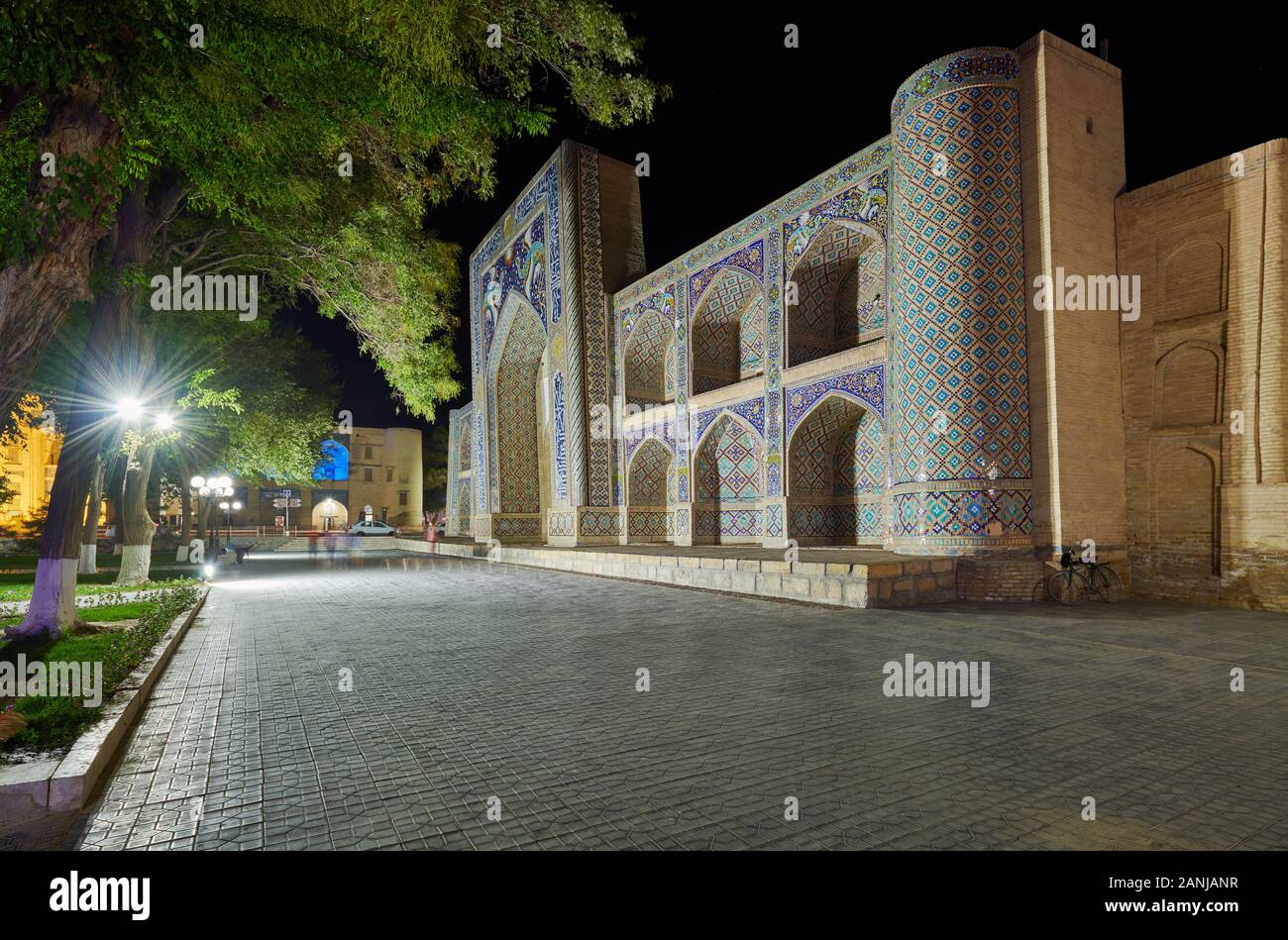 Night Shot von beleuchteten wunderschön dekoriert Nadir Divan Begi Medrese, Buchara, Usbekistan, in Zentralasien Stockfoto