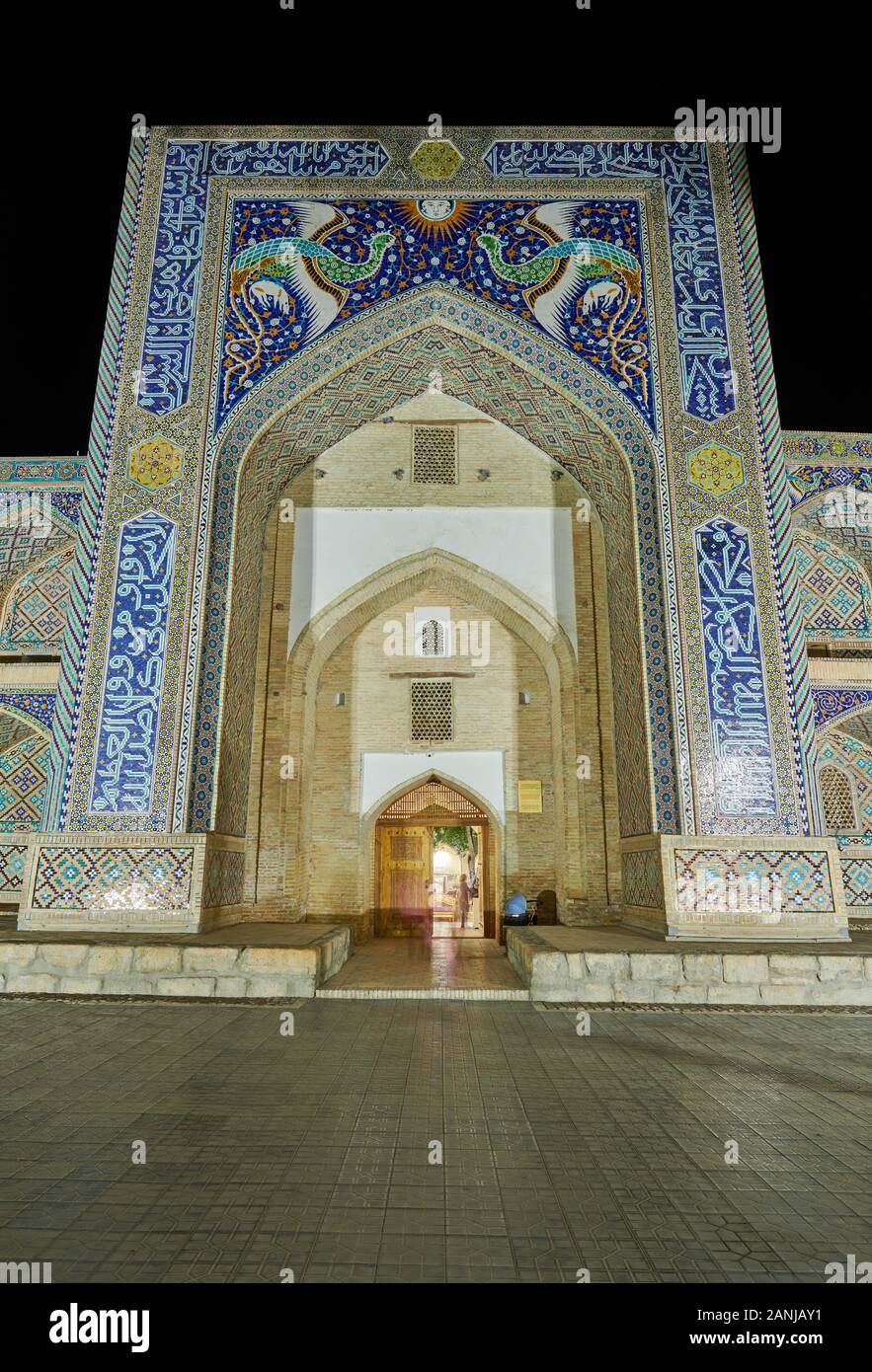 Night Shot von beleuchteten wunderschön dekoriert Nadir Divan Begi Medrese, Buchara, Usbekistan, in Zentralasien Stockfoto