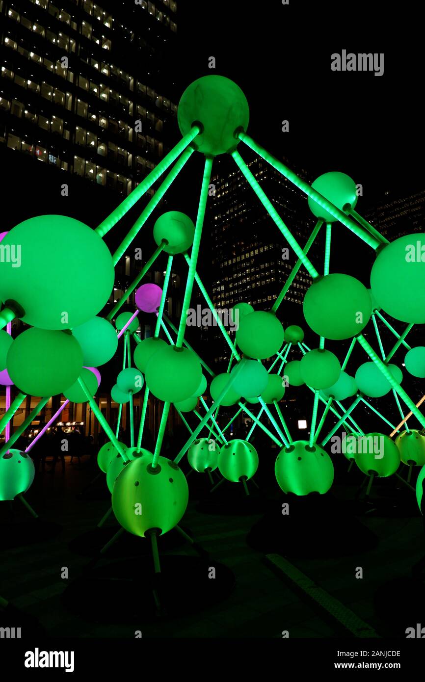 London, England - Januar 2020: AFFINITÄT VON AMIGO & AMIGO, Winter Lights Festival. Interaktive Installationen in Canary Wharf Stockfoto
