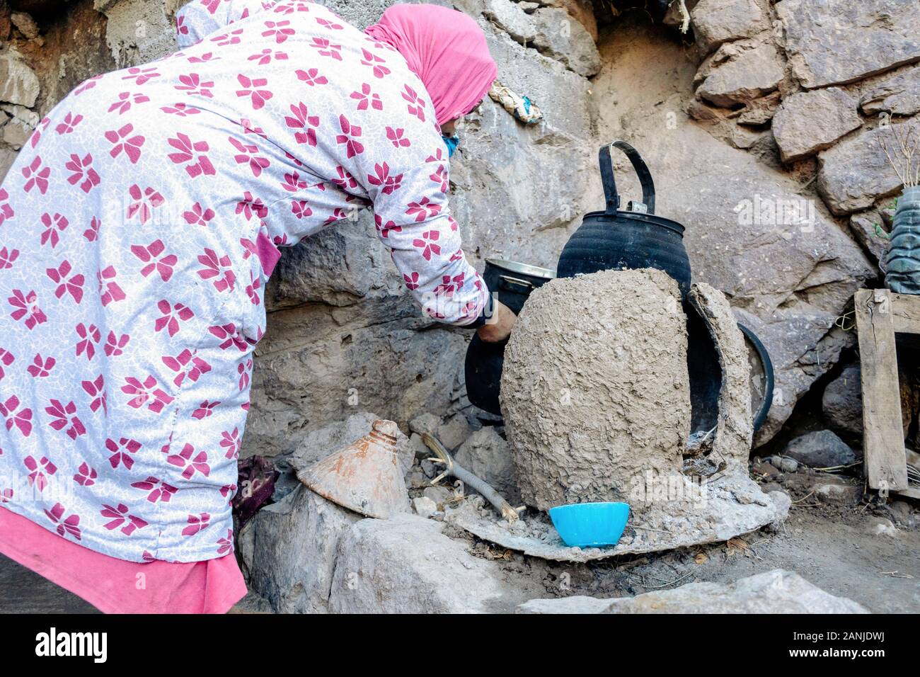 Berber Frau Kochen im Freien traditionelle Küche in Marokko, Afrika Stockfoto