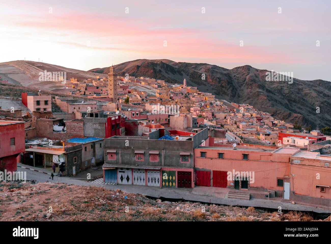 Berber Stadt namens Moulay Brahim bei Sonnenuntergang, Marokko Stockfoto