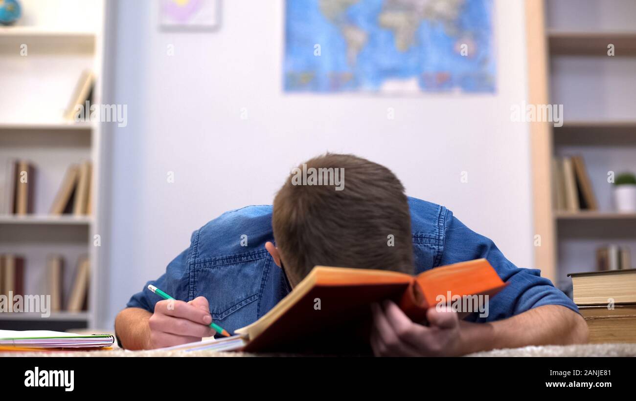 Überlastet collage student Prüfungsvorbereitung das Gefühl erschöpft, Mangel an Energie Stockfoto