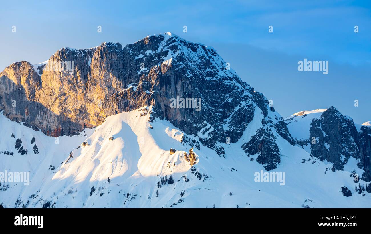 Schönen Blick auf berühmte Watzmann peak an einem kalten Tag im Winter Stockfoto