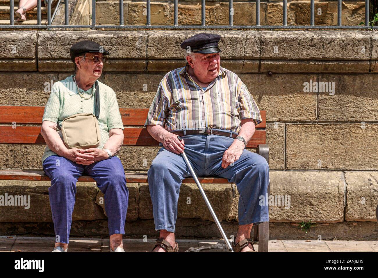 Französische Rentner sitzen auf der Straße und beobachten die Zeit, die vergeht Stockfoto