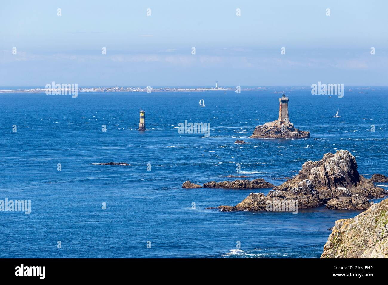 Blick von der Pointe du Raz über den gefährlichen Meeresabschnitt in Richtung Ile Sein, Dem örtlichen bretonischen Meer Stockfoto