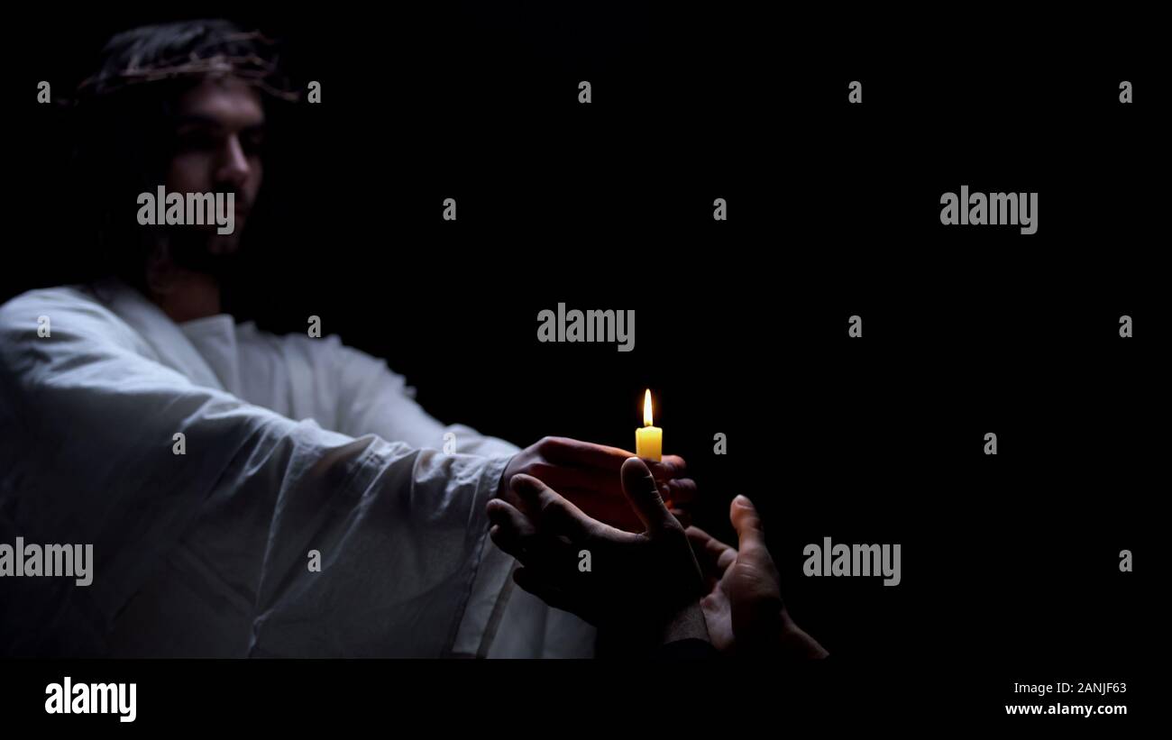 Männer, die Jesus Hände halten brennende Licht, religiöse Hoffnung, Glaube Symbol Stockfoto