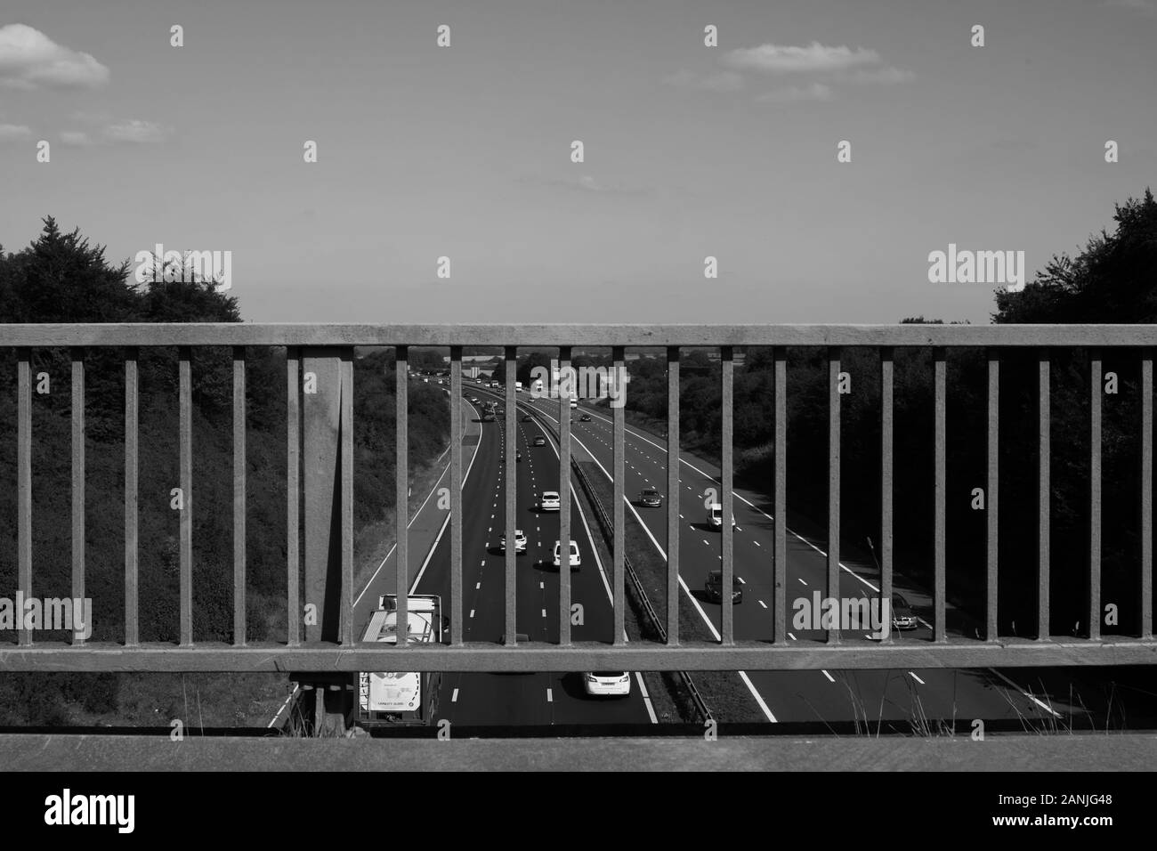 Blick von Brücke über Autobahn in Schwarzweiß Stockfoto