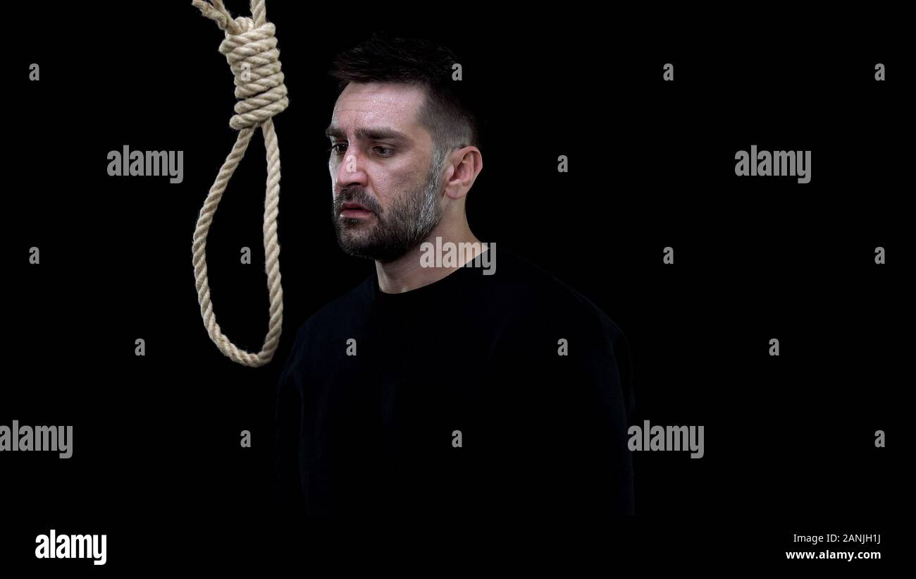 Verzweifelten Mann am Seil Loop auf schwarzem Hintergrund suchen, Selbstmord zu begehen, Stockfoto