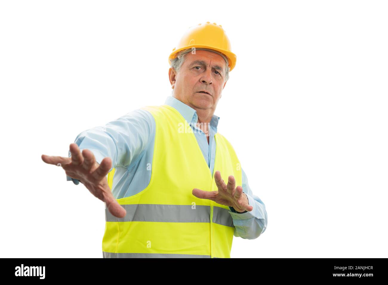 Alte builder Mann, der weg Geste mit Angst Ausdruck auf weißem Hintergrund Aufenthalt Stockfoto