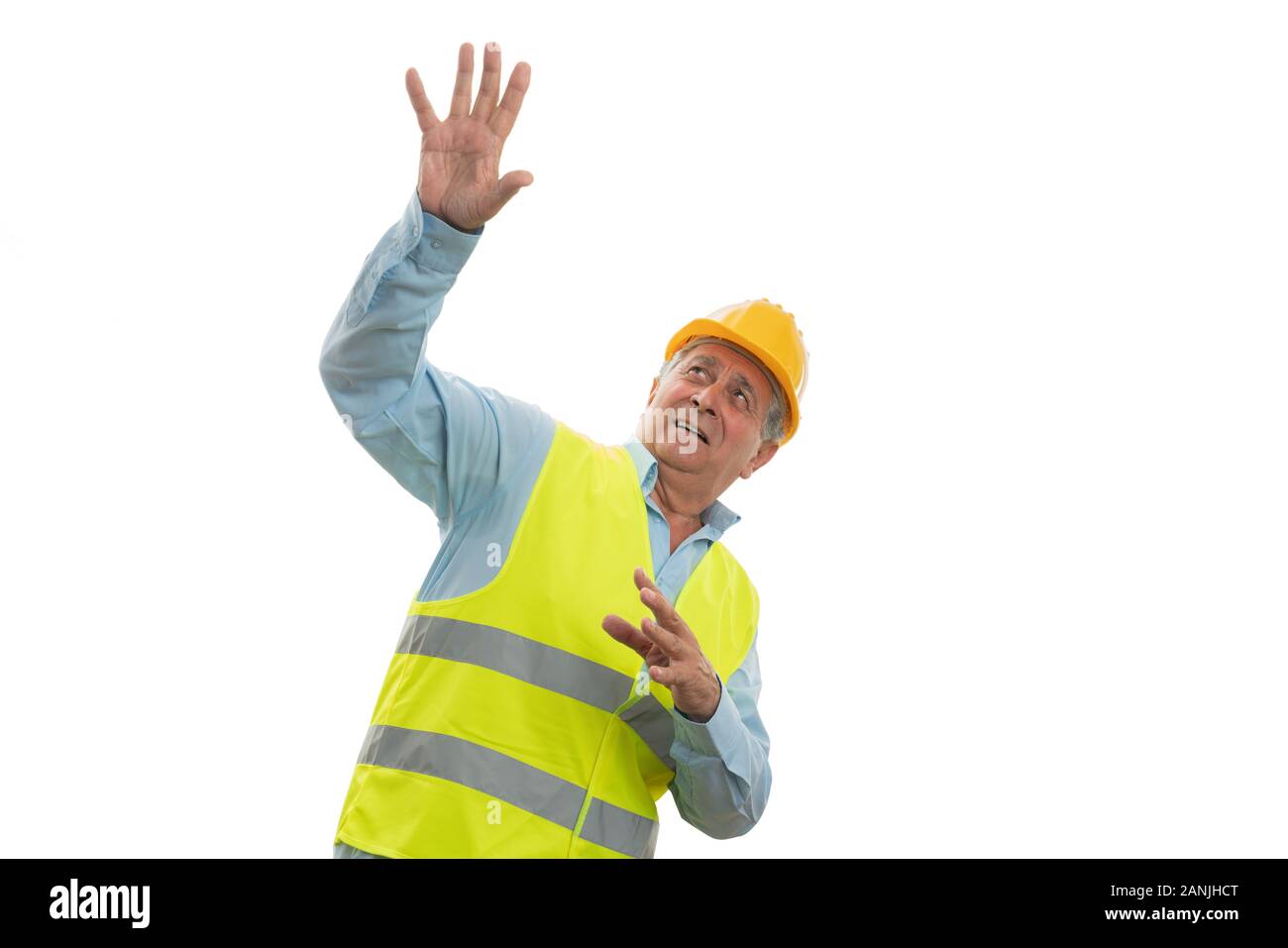 Alte Bauarbeiter Mann blickte erschrocken als Horror Konzept auf weißem Hintergrund Stockfoto