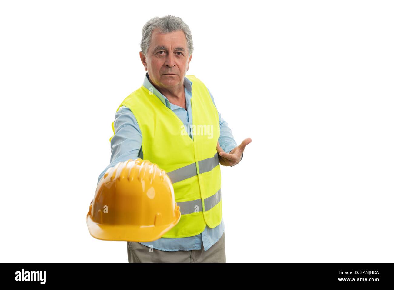 Alten männlichen Builder tragen Gelbe fluoreszierende Weste präsentieren Sicherheit hardhat mit ernsten Ausdruck isoliert auf weißem Stockfoto