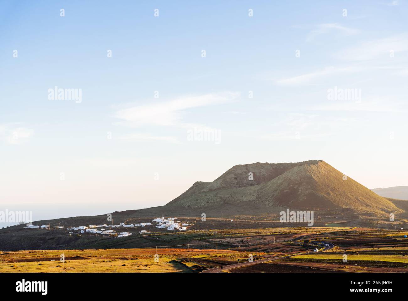 Vulkan und die Landschaft bei Sonnenuntergang auf Lanzarote, Kanarische Inseln. Stockfoto