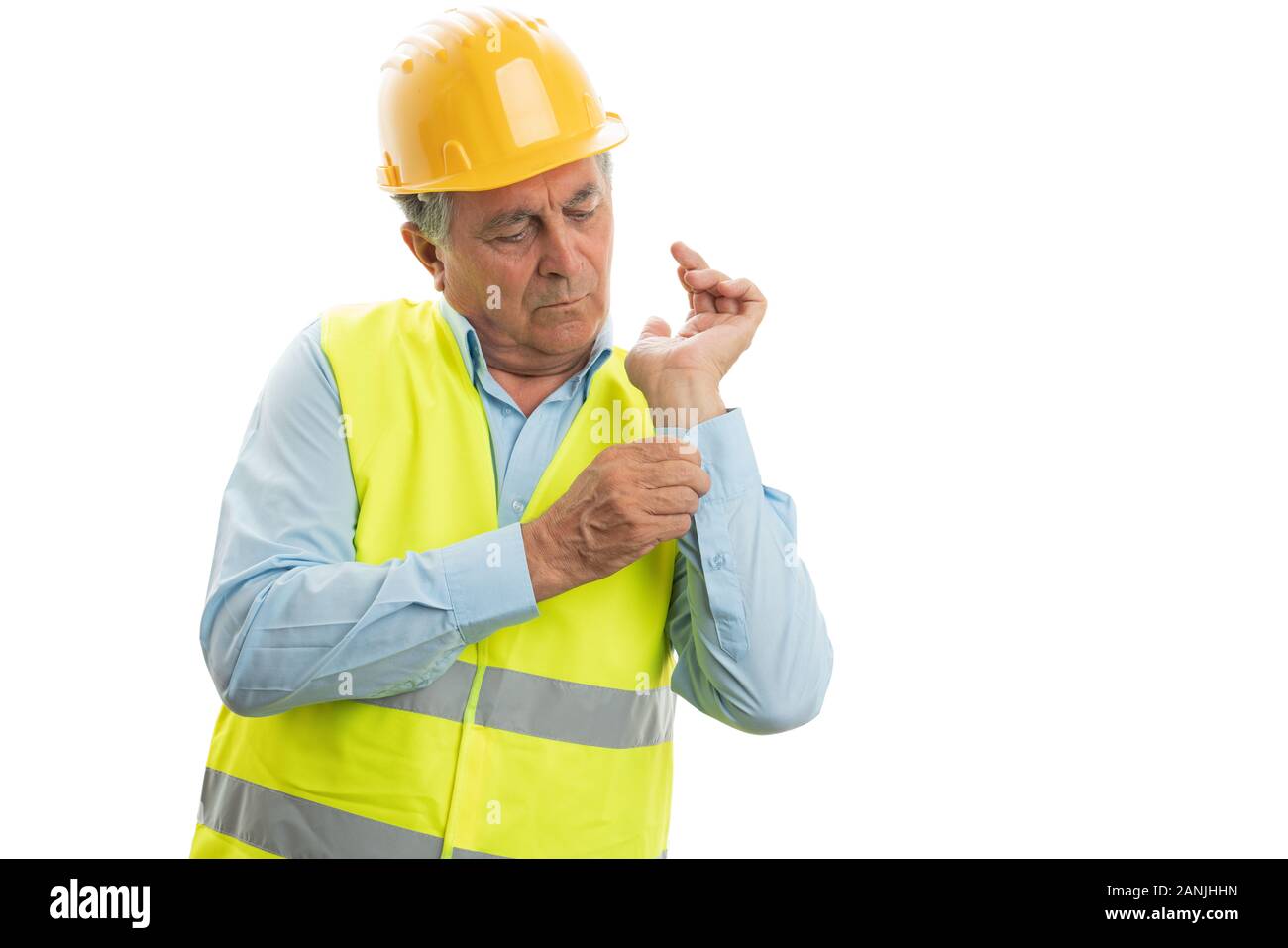 Ältere männliche builder Knopfleiste shirt Ärmel und das Tragen von fluoreszierenden Weste auf weißem Hintergrund Stockfoto