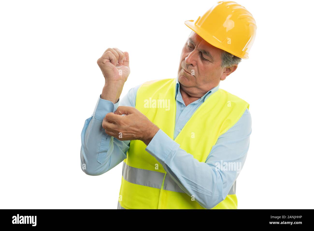 Alten männlichen Bauarbeiter Hemd zuzuknöpfen Hülse als erhalten für Job auf weißem studio Hintergrund bereit Stockfoto