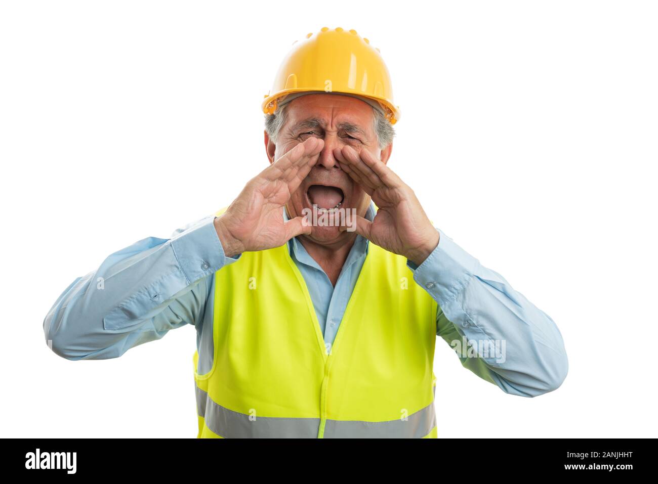 Alte builder Mann schrie mit Händen rund um Mund, als Zorn Konzept auf weißem studio Hintergrund isoliert Stockfoto