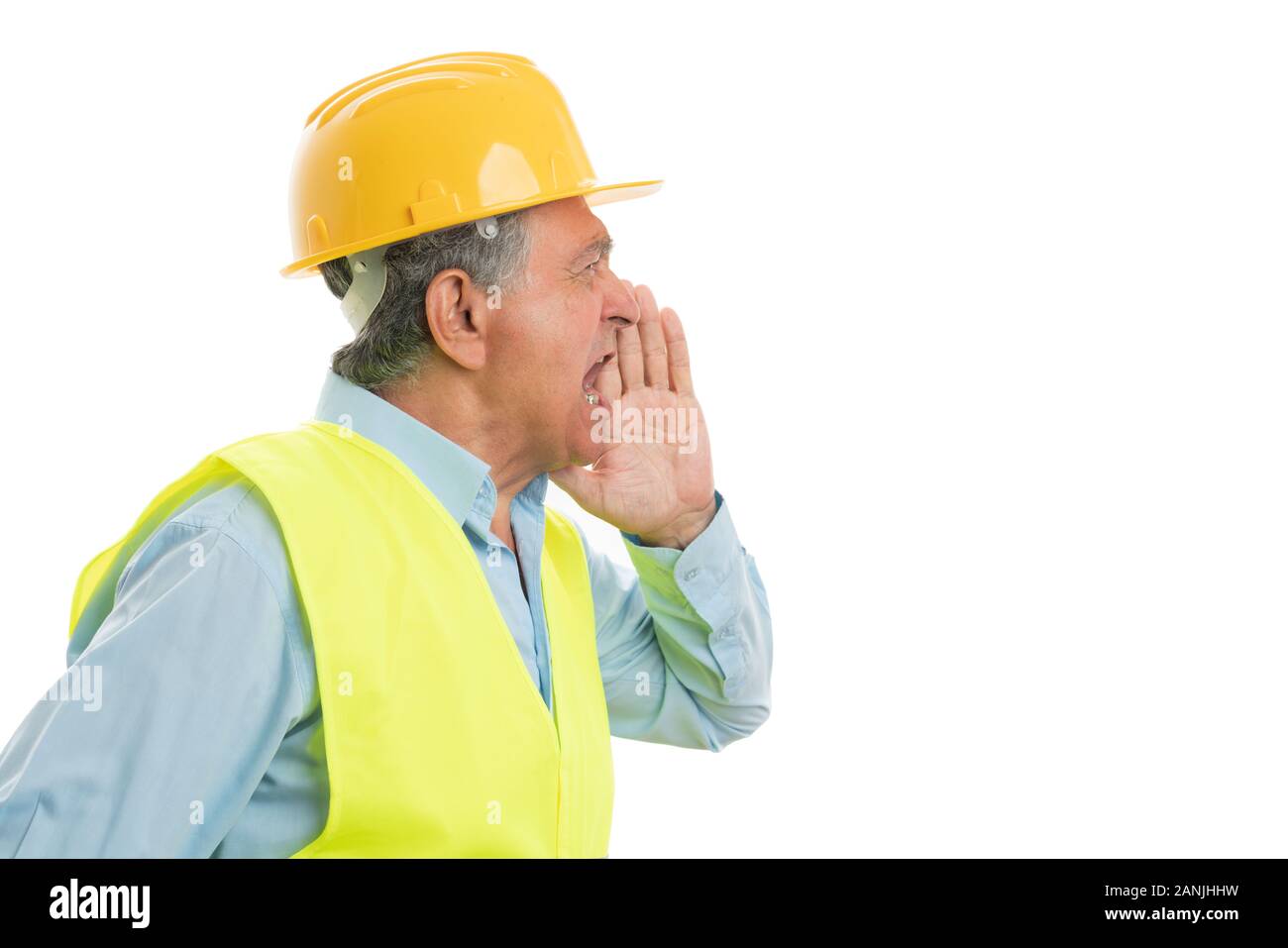 Alten männlichen Builder kreischend mit leeren copyspace Studio für Werbung auf weißem Hintergrund Stockfoto