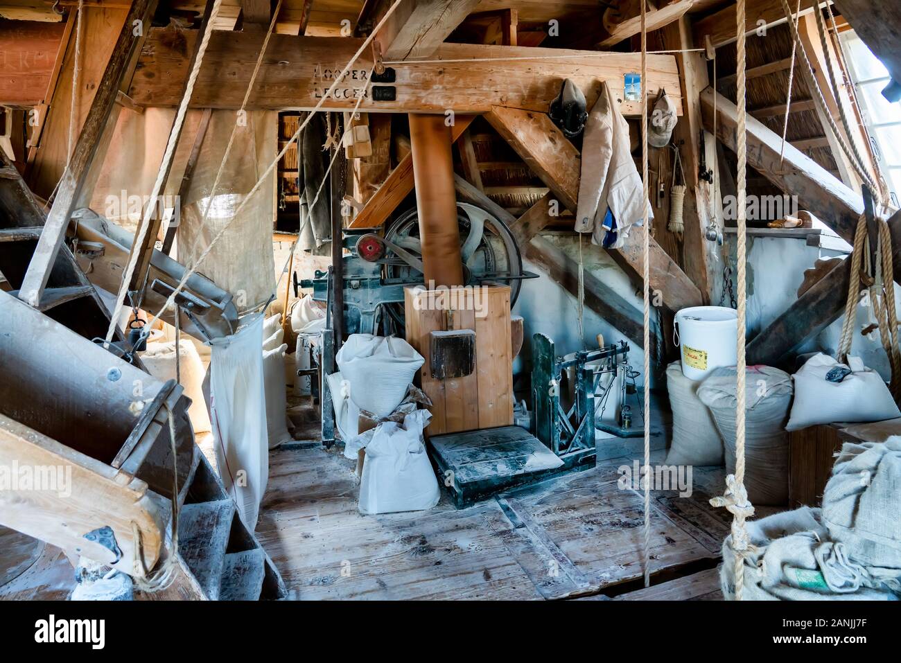 Het Lam (Deutsch: Das Lamm) ist ein Kittel Mühle in Woudsend, Friesland, Niederlande, wurde im späten 17. Jahrhundert gebaut und noch heute wird es schleift gra Stockfoto