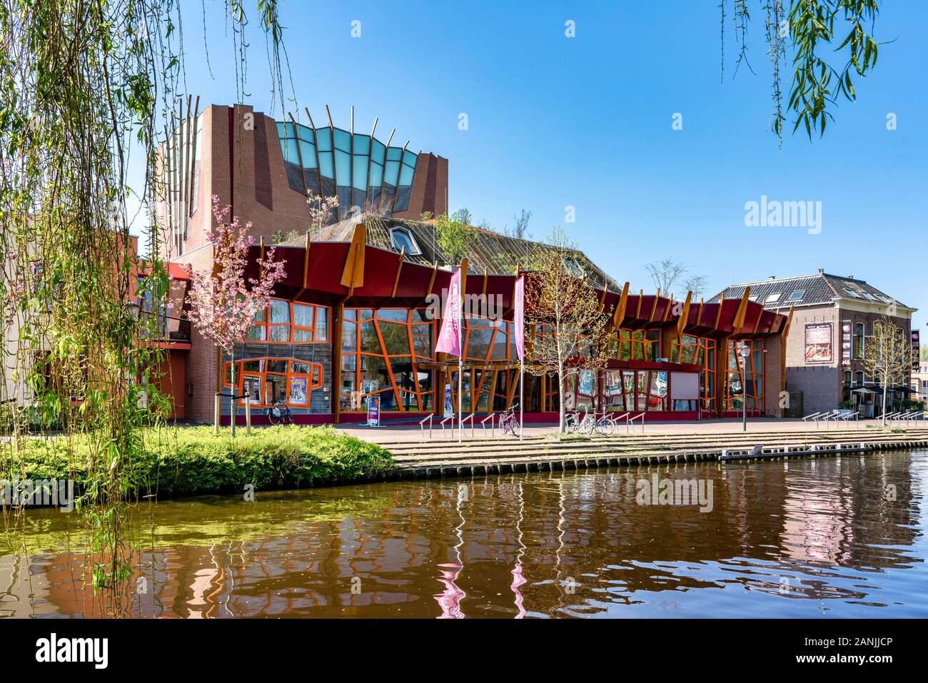 Sneek, Niederlande, 19.04.2019: Theater von Sneek an einem schönen Frühlingstag Stockfoto