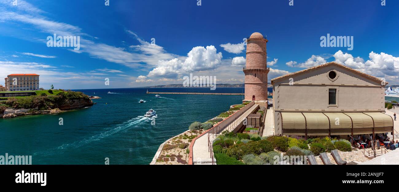 Panoramablick auf Vieux Port, der alte Hafen von Marseille mit Fort Saint-Jean und ehemalige Lighthouse Tower, Marseille, Provence, Südfrankreich Stockfoto