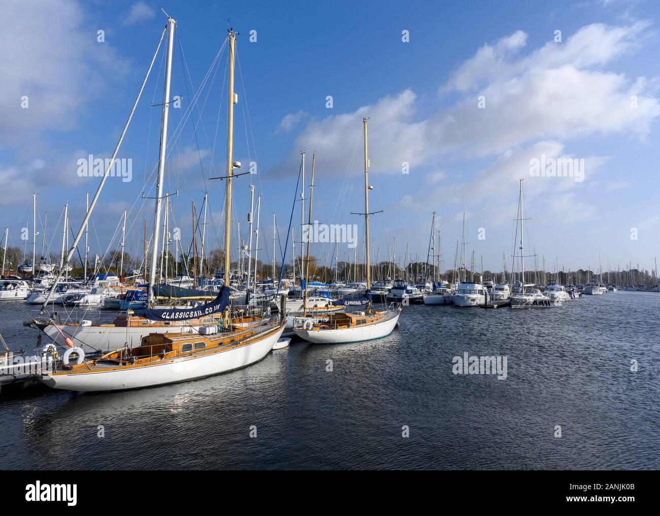 Blick auf Segelyachten in Chichester Harbour Marina, Chichester, West Sussex, England, UK günstig Stockfoto