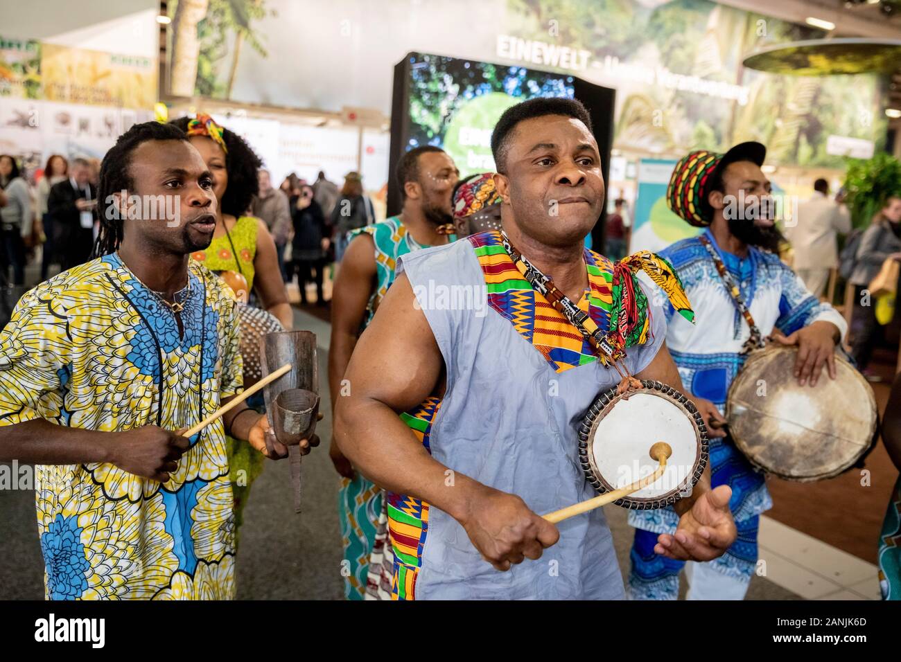 Berlin, Deutschland. 17 Jan, 2020. Die ghanaische Musik Theater Gruppe Adesa führt auf der Internationalen Grünen Woche. Die weltgrößte Messe für Ernährung, Landwirtschaft und Gartenbau wird vom 17. bis 26. Januar 2020 laufen. Credit: Christoph Soeder/dpa/Alamy leben Nachrichten Stockfoto