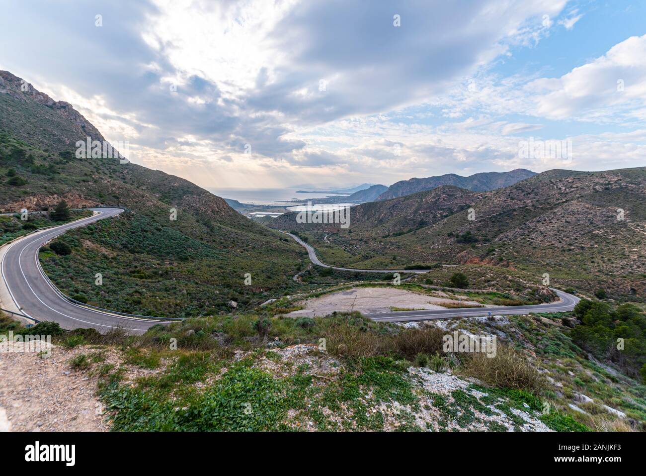 Kurvenreiche Straße über Sierra de La Muela, Cabo Tiñoso y Roldán Berge hinunter in Richtung Costa Calida, Spanien, EU suchen. In Richtung La Azohia, Los Madriles Stockfoto