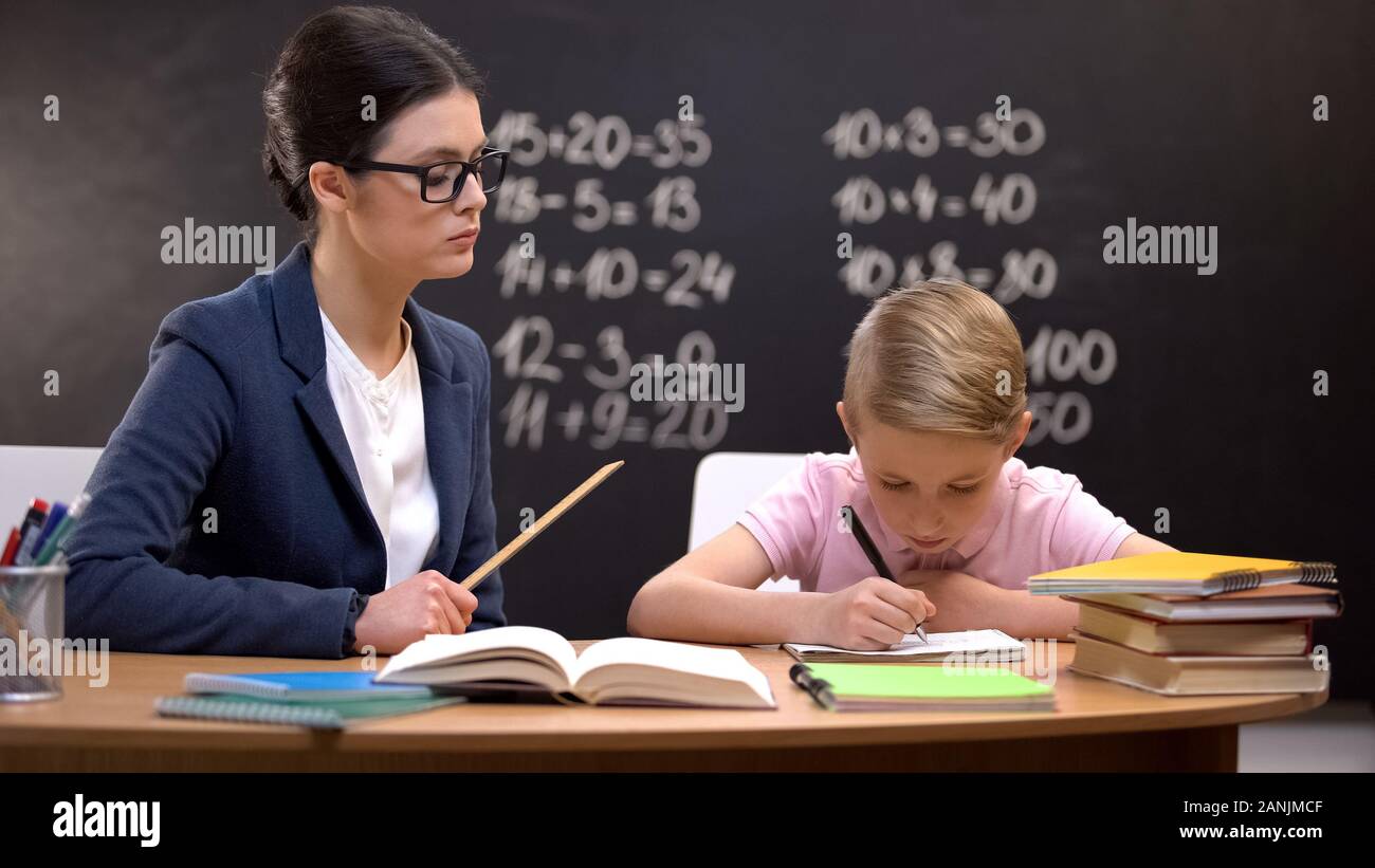 strenge-lehrerin-fotos-und-bildmaterial-in-hoher-aufl-sung-alamy