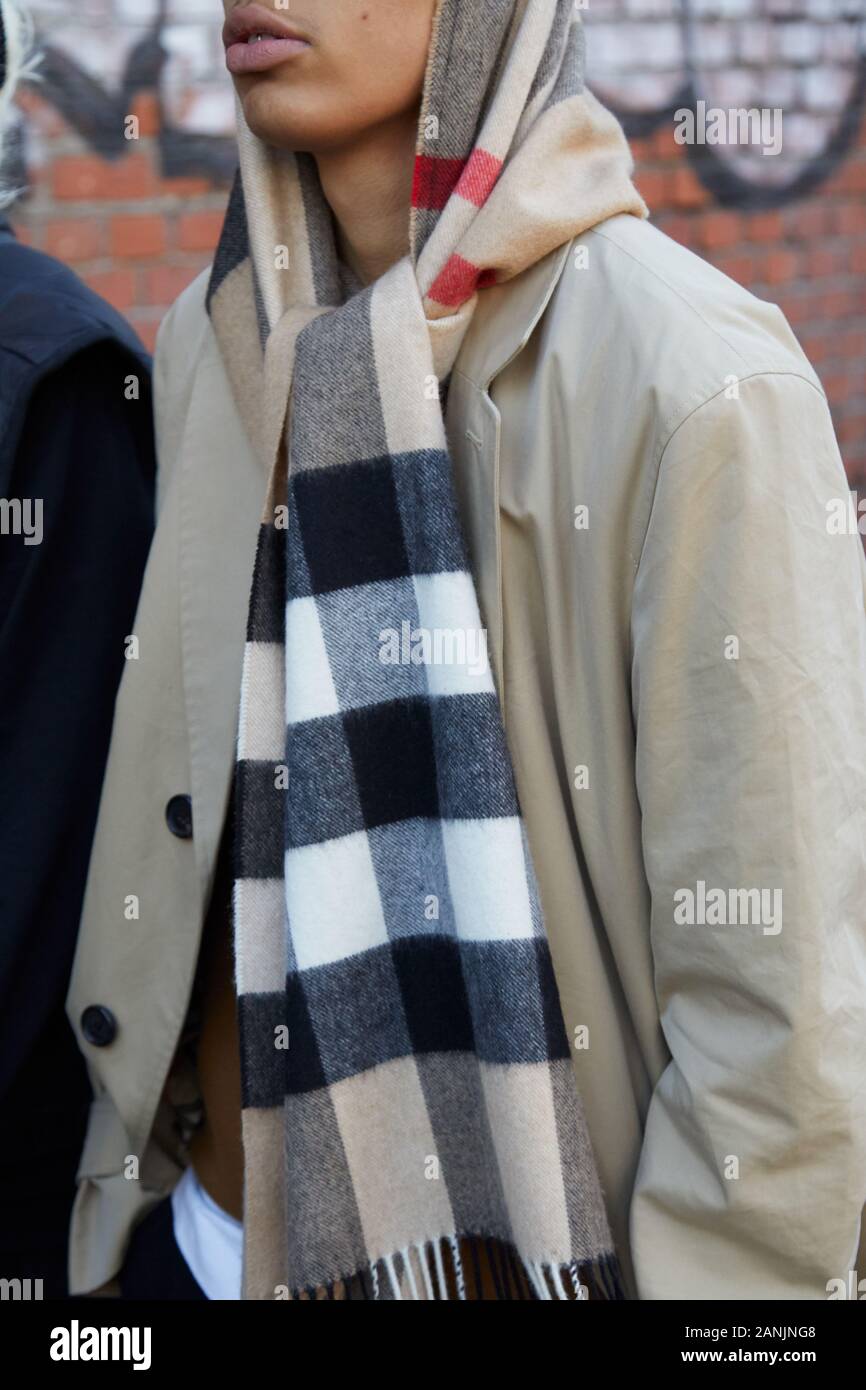 Mailand, Italien - Januar 13, 2019: der Mensch mit beigefarbenen Trenchcoat und karierten Schal vor Fendi fashion show, Mailand Fashion Week street style Stockfoto