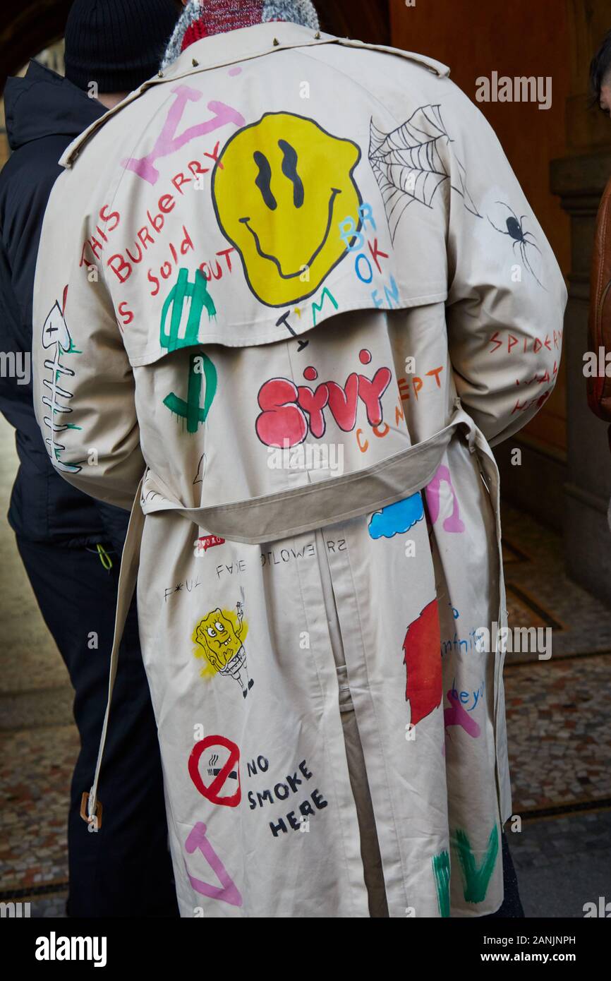 Mailand, Italien - Januar 13, 2019: Mann mit Burberry Trenchcoat mit Designs vor Reshake fashion show, Mailand Fashion Week street style Stockfoto