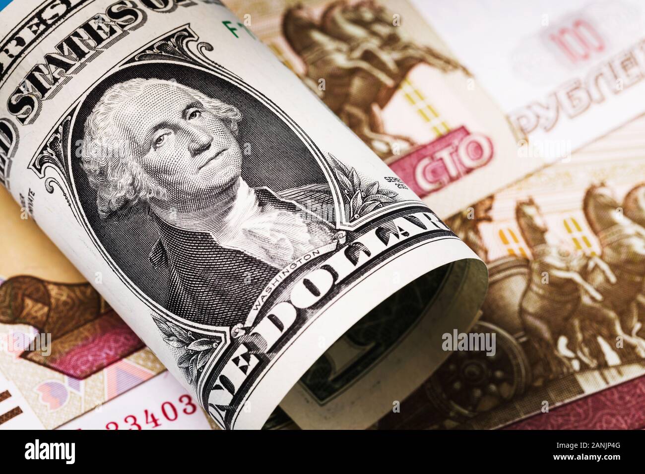 Amerikanischer Dollar auf dem Hintergrund der russischen Rubel. Abwertung der Währung Konzept Stockfoto