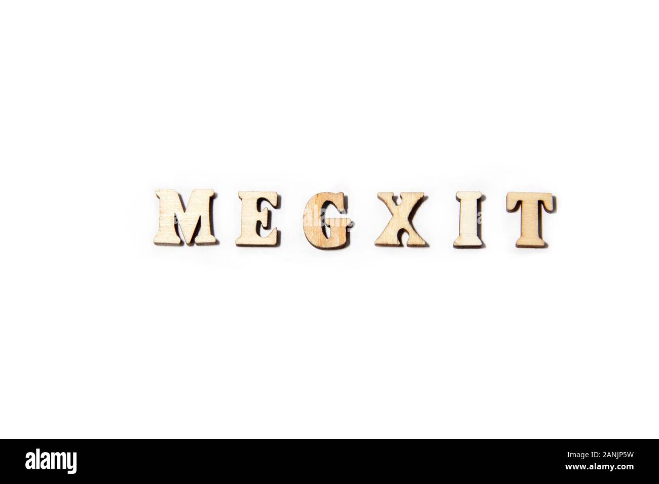 Inschrift Megxit auf weißem Hintergrund aus der Holz- buchstaben isoliert. Text die königlichen Paare Absicht vom Status der zu bewegen Stockfoto