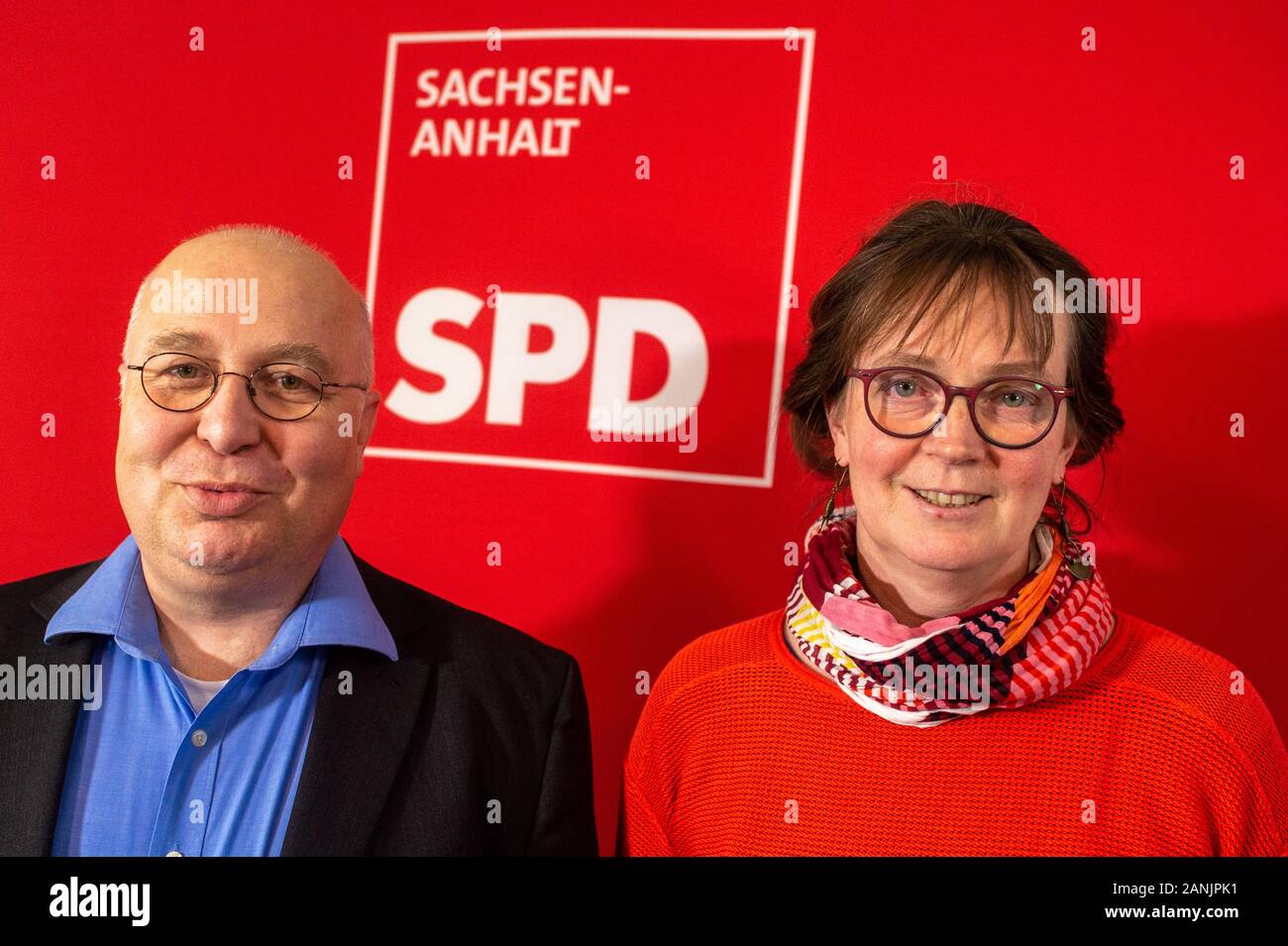 Magdeburg, Deutschland. 17 Jan, 2020. Die beiden designierten Vorsitzenden der SPD Sachsen-anhalt, Andreas Schmidt (l.) und Juliane Kleemann die Politiker sind Vorsitzenden auf dem bevorstehenden SPD-Parteitag gewählt zu werden. Kleemann hatte bereits in der ersten Runde der Befragung der Mitglieder durchgesetzt, während Schmidt hatte in einem Lauf zu gehen - weg von Stimmen für das Amt des männlichen Vorsitzenden. Credit: Klaus-Dietmar Gabbert/dpa-Zentralbild/ZB/dpa/Alamy leben Nachrichten Stockfoto