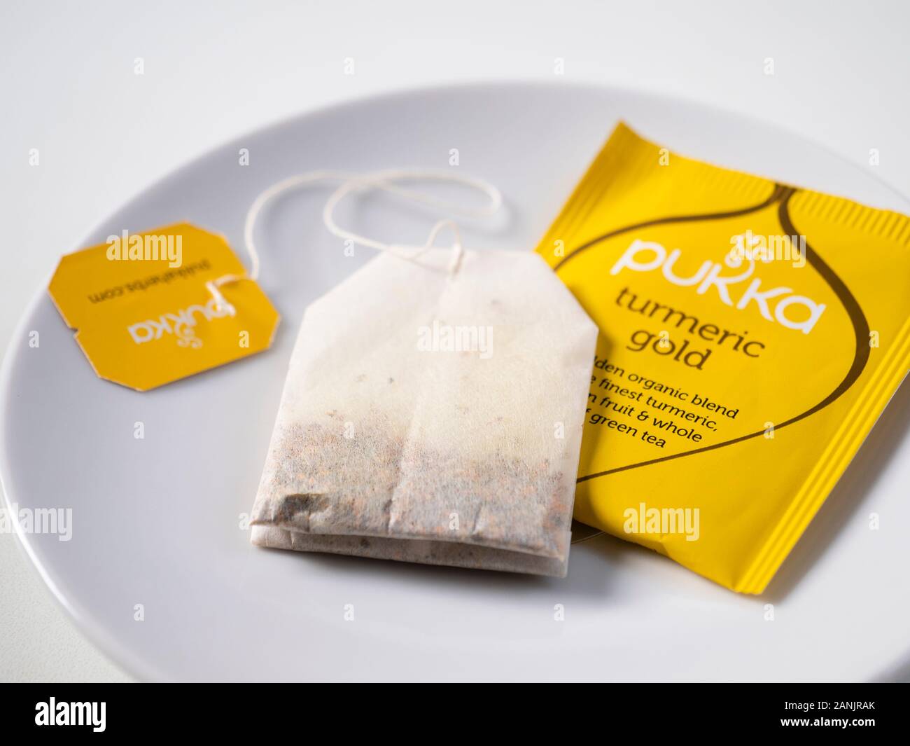 Nahaufnahme der nachhaltigen Teebeutel und recyclingfähigem Papier wrapper. Stockfoto