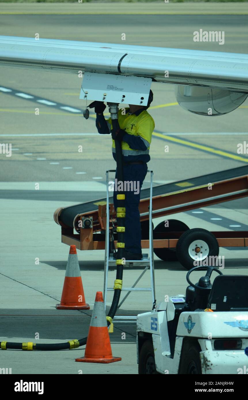 Passenger Jet am Flughafenvorfeld, vor Flug prüfen Stockfoto