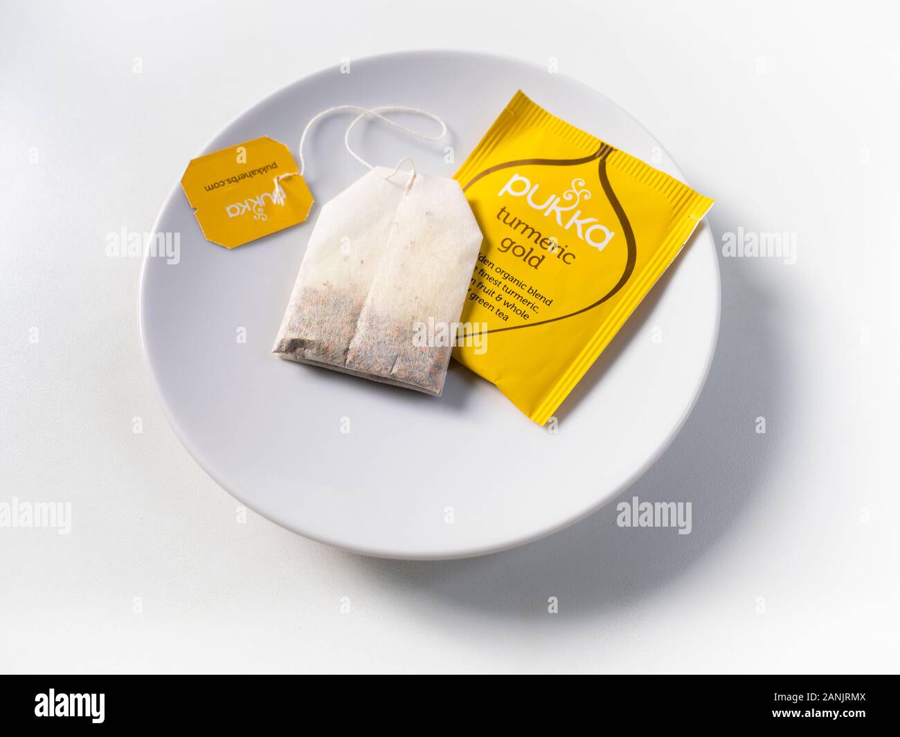 Nachhaltige Teebeutel und recyclingfähigem Papier wrapper auf Weiß Untertasse. Stockfoto