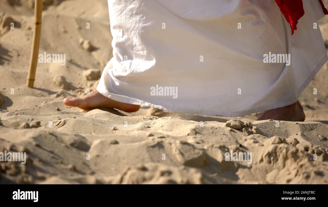 Prophet Beine gehen auf Sand, Nachfolge Jesu glauben, religiöse Bekehrung Stockfoto