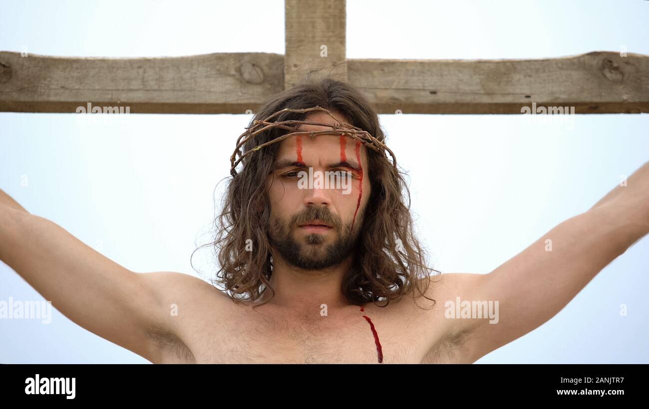 Gekreuzigten Jesus am Kreuz aus Holz, blutiger Kopf mit Dornenkrone, Opfer Stockfoto