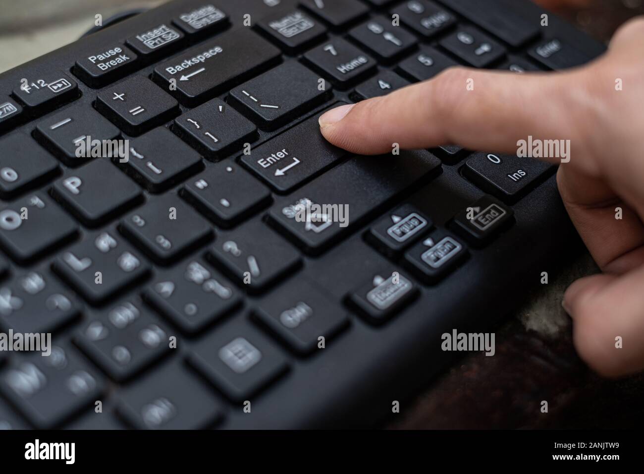 Close up Zeigefinger drücken Sie die Taste auf der Tastatur des Computers  eingeben Stockfotografie - Alamy