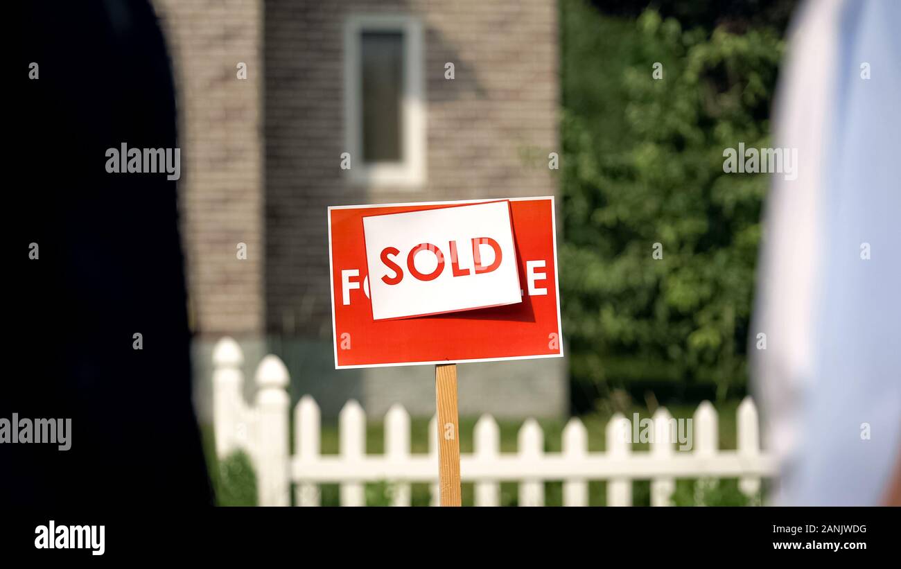 Verkauft Schild vor dem Haus, Immobilien Agentur, Immobilien Verkauf Business Stockfoto