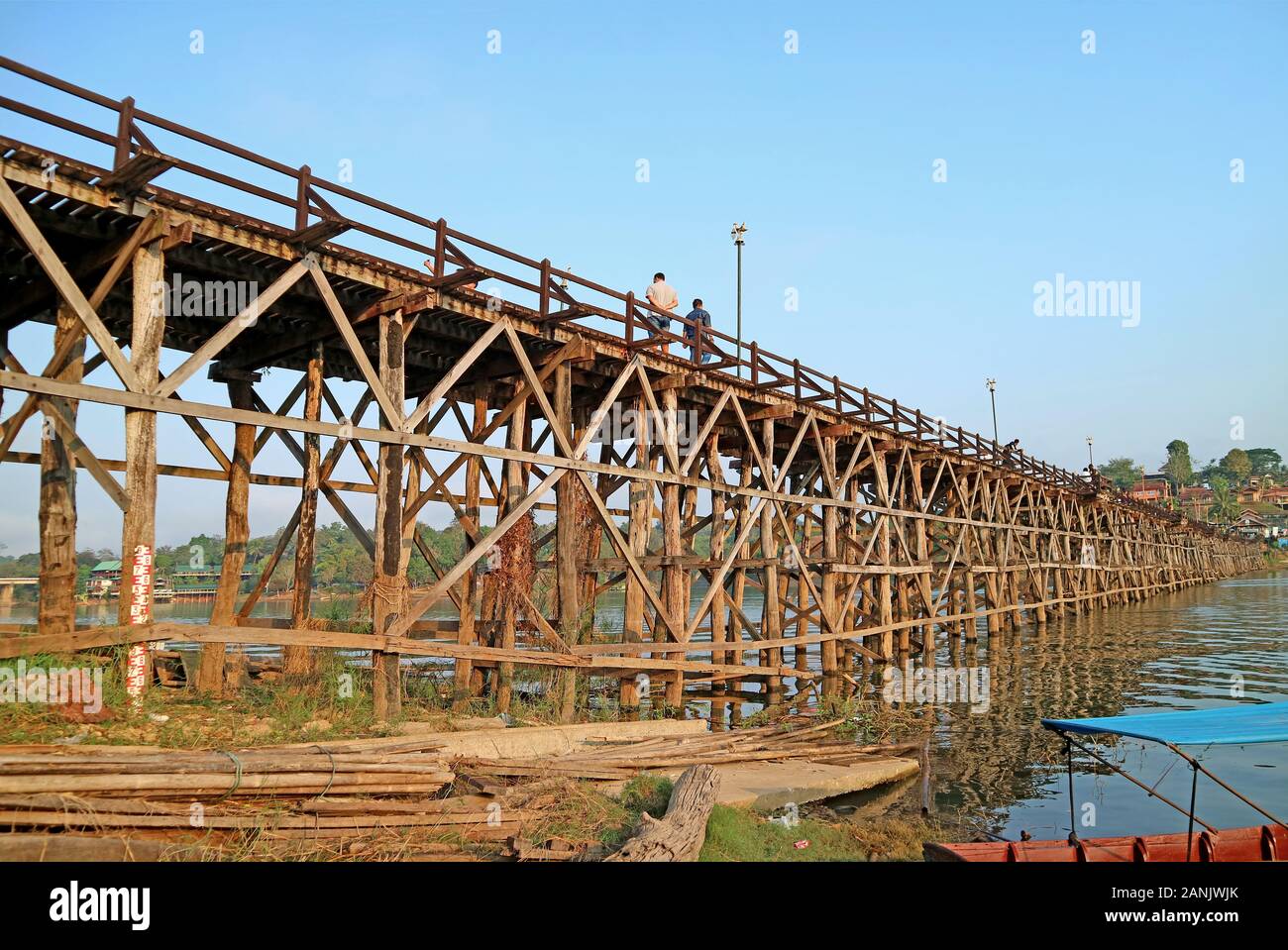 Mon Brücke, die Längste handgefertigten Holz- Brücke in Thailand, in Sangkhlaburi entfernt Stockfoto