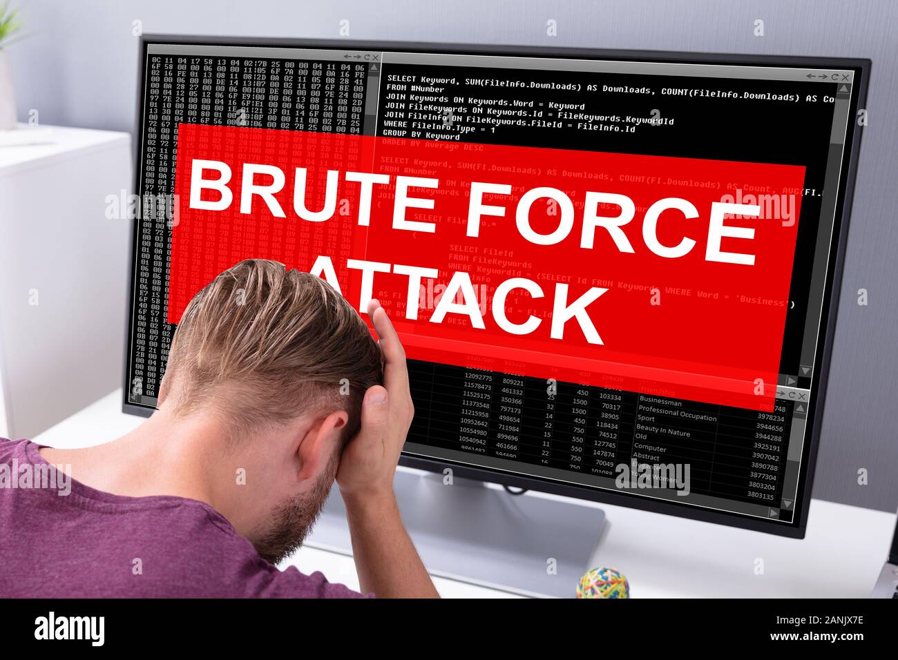 Sider Blick auf einen umgekippten Geschäftsmann auf der Suche nach Bildschirm mit Brute-Force-Angriff Nachricht Stockfoto