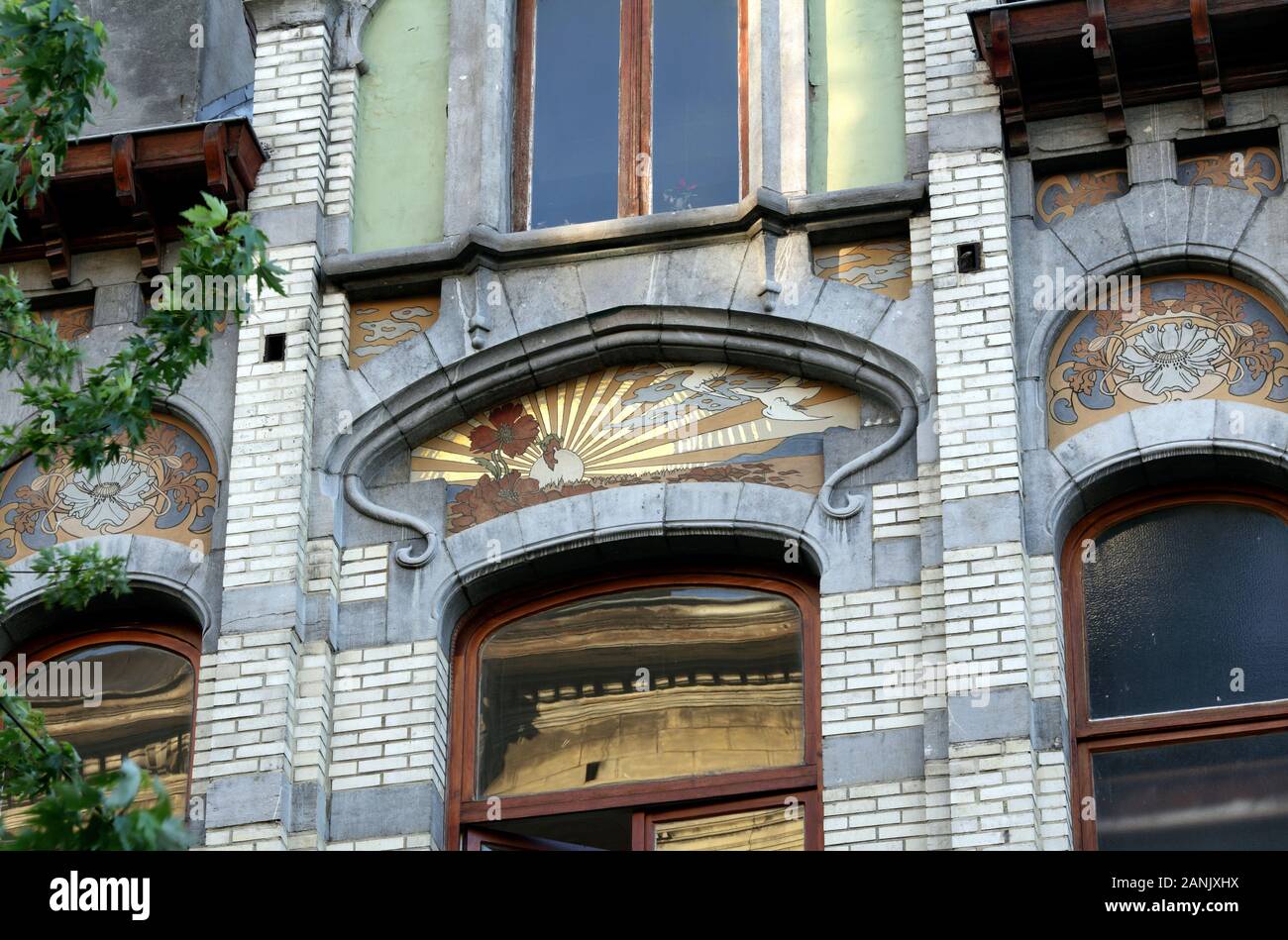 Jugendstil Mauerwerk und Gestaltungsarbeit auf ein Gebäude in Brüssel. Stockfoto