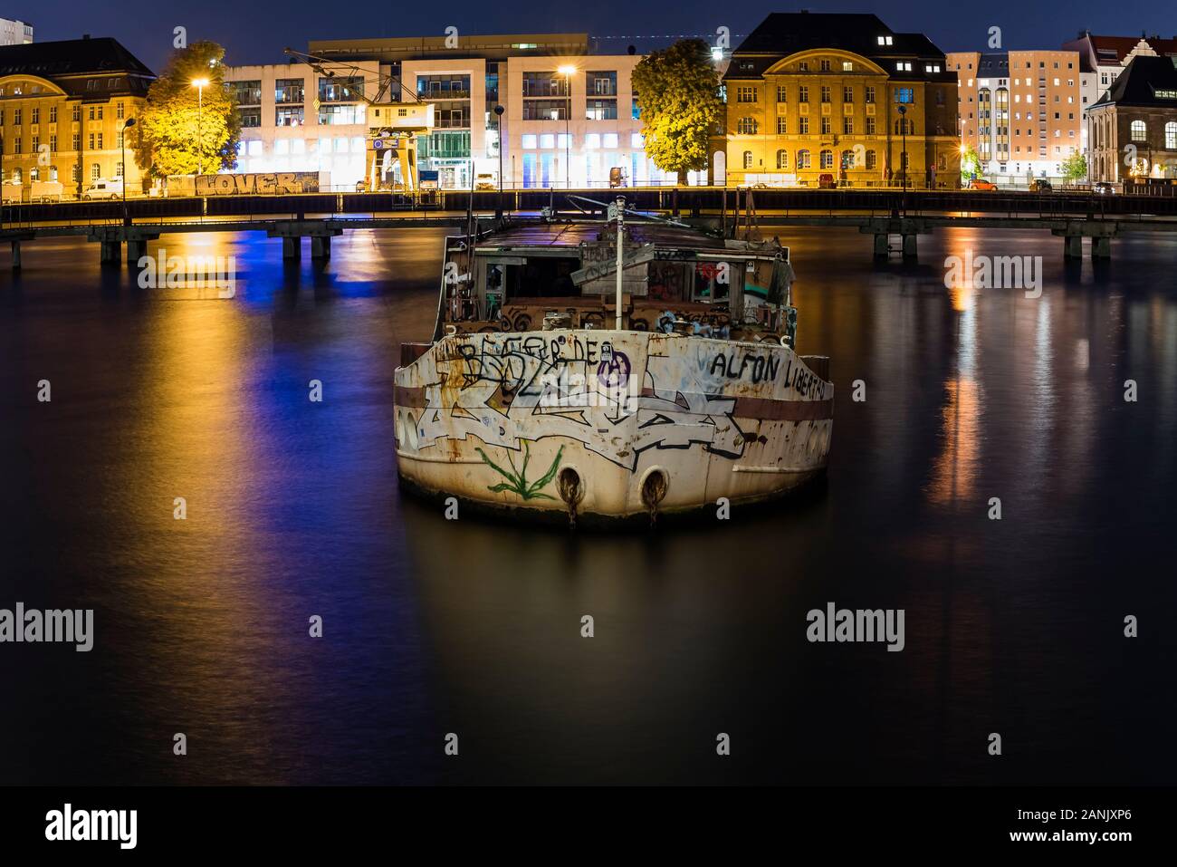 Alten grossen Boot, Strandete, einem alten Boot auf dem Boden liegt, Nachtaufnahme, bunt, Berlin, Treptow Hafen Stockfoto