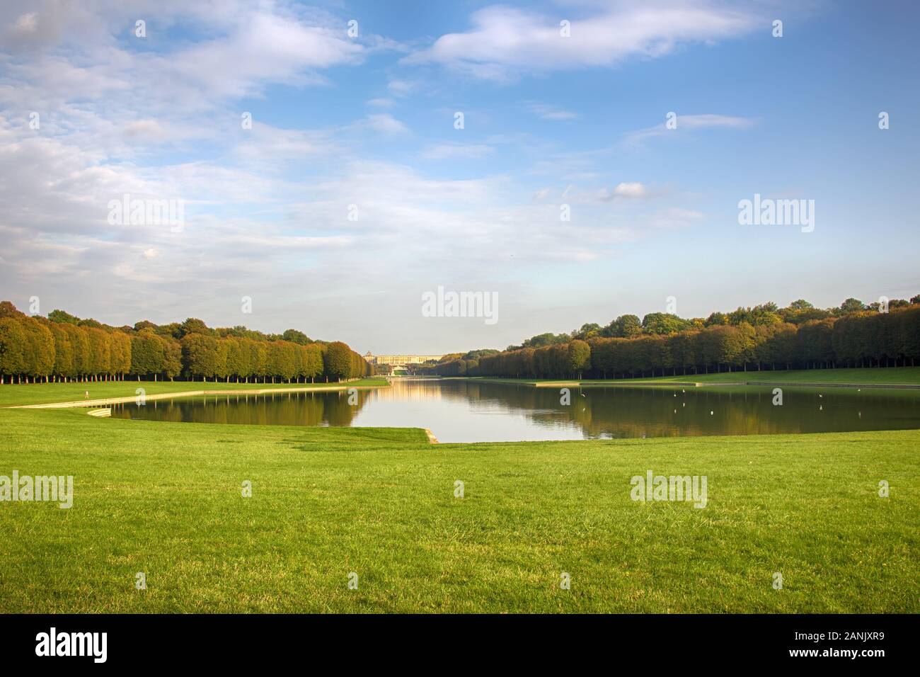 Versailles, Frankreich - 26. September 2017: regelmäßige Garten. Diese künstlichen Wiesen und symmetrischen Alleen und Teichen als Traum vom irdischen Paradies in t Stockfoto